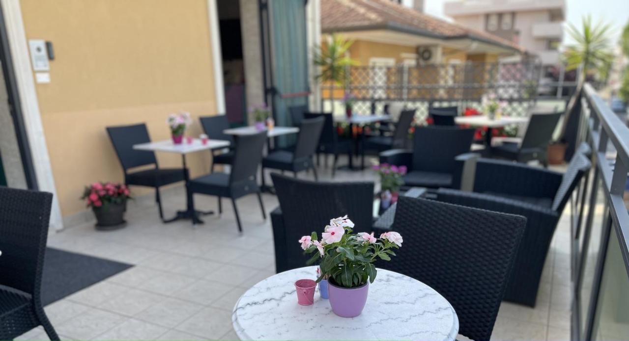 Hotel Liana Rimini Exterior photo